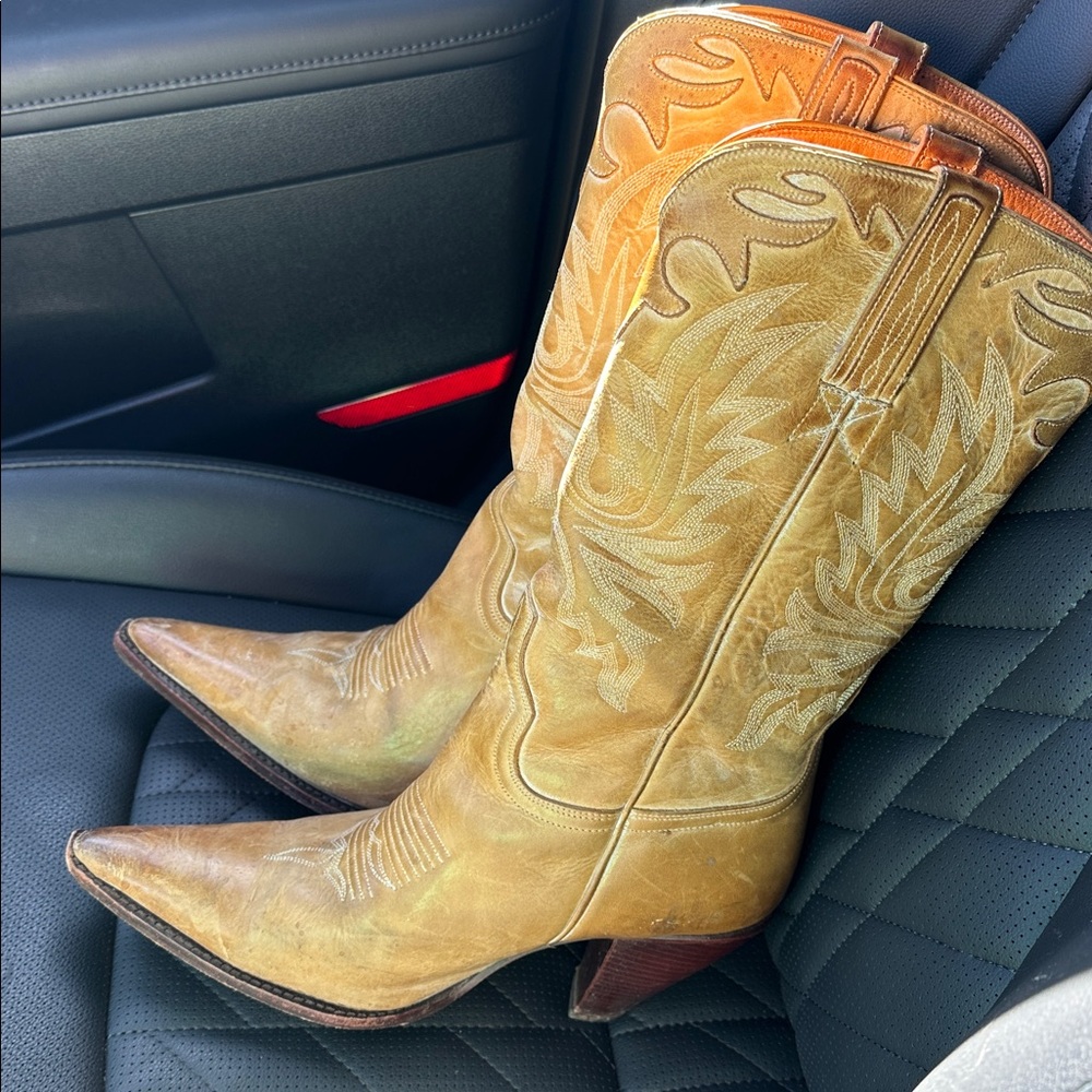 Lucchese Tan Heeled Cowgirl Boots
Charlie 1 Horse
Vintage